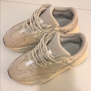 Adidas Yeezy sneakers sz 5